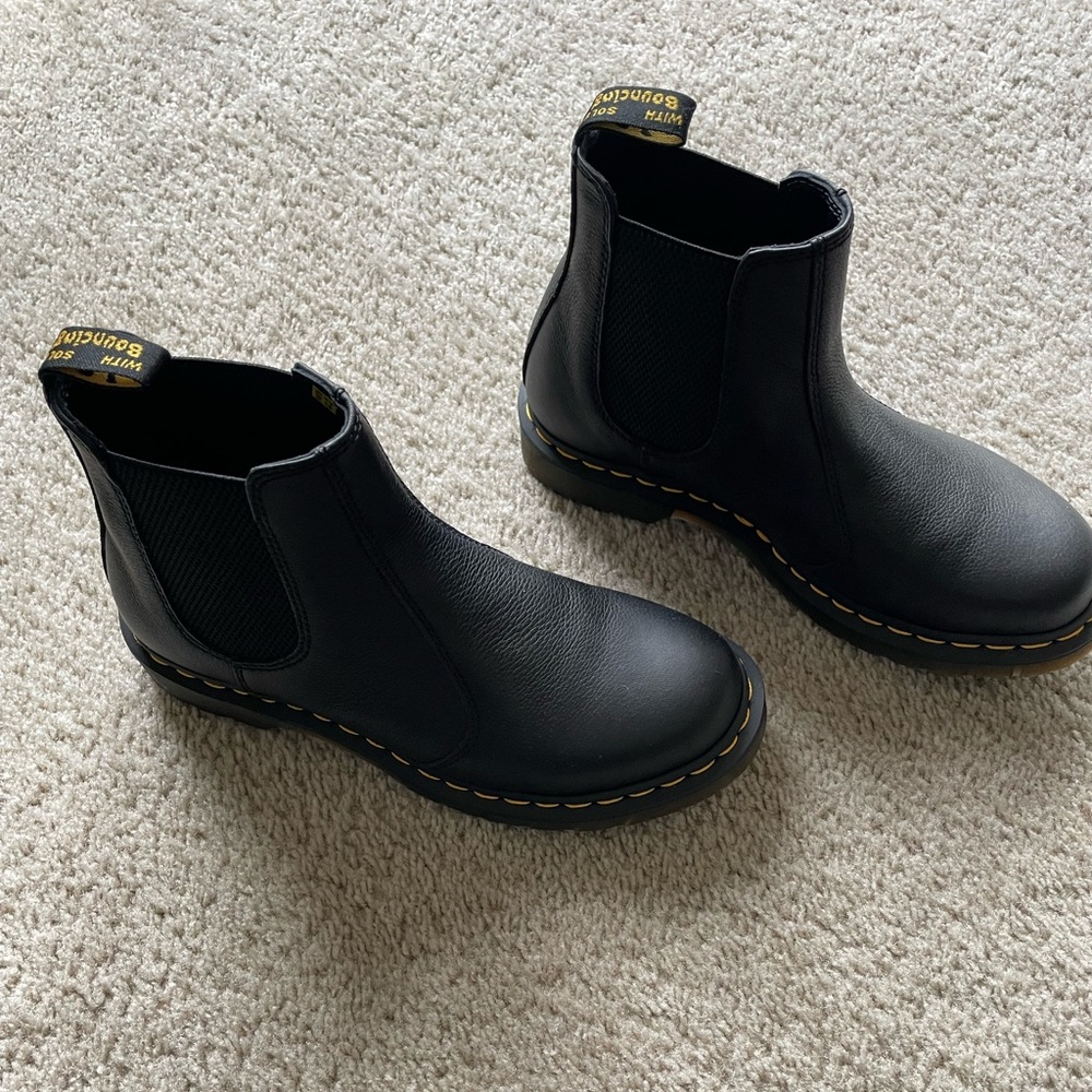 Women's Virginia Leather Chelsea Boots in Size 9